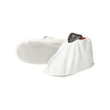 Ein Paar weiße Kimberly-Clark GmbH KleenGuard® A40 Leichte Überziehschuhe mit Sohle (Größe M/L), einer aufrecht und einer mit der strukturierten Sohle, mit einem kleinen schwarzen Gegenstand im Inneren des aufrechten Überschuhs. Die Schachtel enthält 200 Stück.