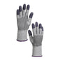 Ein Paar graue und violette KleenGuard® G60 Endurapro™ Schnittfeste Handschuhe Level 3 von Kimberly-Clark GmbH, geeignet für beide Hände, mit schwarz gepunkteten Griffen und verstärkten Finger-/Daumenspitzen, dargestellt auf weißem Hintergrund.