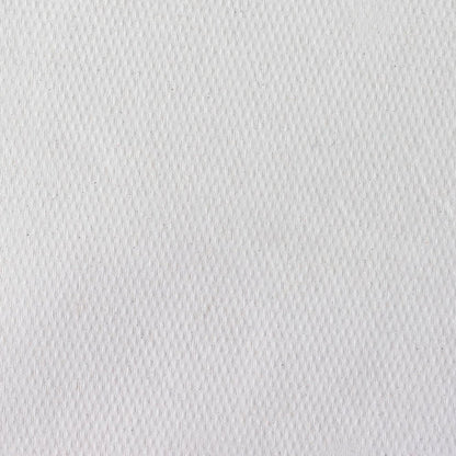 Close-up van Scott® artsenrollen (38,00 cm x 51,00 cm) van Kimberly-Clark GmbH: witte, gestructureerde oppervlakte met subtiel diagonaal vlechtwerk en kleine groeven, ideaal voor de hygiënische patiëntenzorg op medische onderzoekstafels.