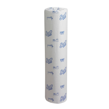 Een Scott® artsenrol - rol (38,00 cm x 51,00 cm) van Kimberly-Clark GmbH voor de hygiënische patiëntenzorg, verpakt in wit met blauwe Scott-logo's, staat rechtop op een eenvoudige witte achtergrond.