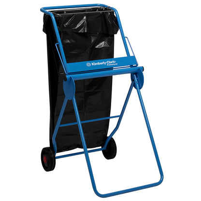 De Kimberly-Clark Professional™ Mobiele Standaard voor Doekenrollen - Grootrol in Blauw van Kimberly-Clark GmbH beschikt over een zwarte plastic zak, twee wielen, een handvat voor mobiliteit en toont het merklogo op het blauwe frame.