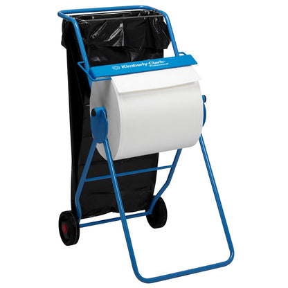 De Kimberly-Clark Professional™ Mobiele Standaard voor Doekenrollen (Grootrol, Blauw) van Kimberly-Clark GmbH houdt een doekrol op een horizontale spil boven een vuilniszak. Het frame draagt het "Kimberly-Clark Professional"-logo.