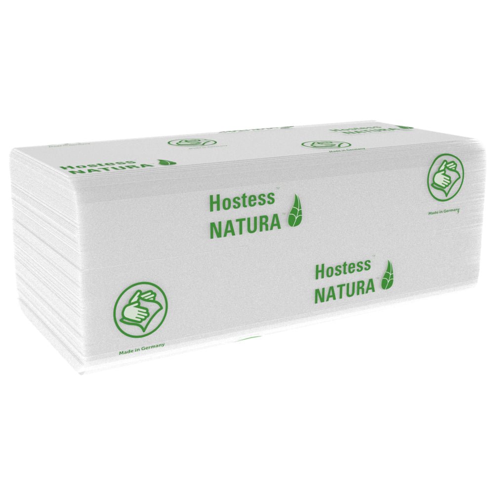 Een stapel witte, gevouwen Hostess™ NATURA™ handdoeken (Kimberly-Clark GmbH), groot, 20 x 84 vellen, met groene branding en duim omhoog symbool. Made in Germany - ideale papieren handdoeken voor openbare ruimtes. 20 pakjes per doos.