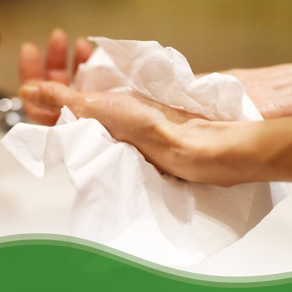 Een persoon wast zijn handen met Hostess™ NATURA™ handdoeken - zigzagvouw, klein (23,00 cm x 25,00 cm) van Kimberly-Clark GmbH.