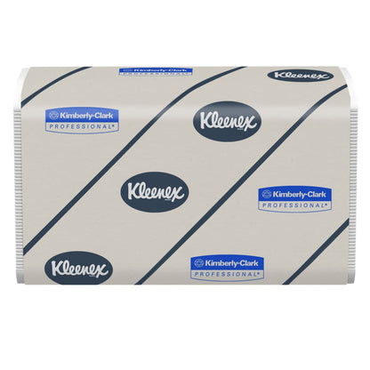 Een rechthoekige stapel Kleenex® Ultra™ Handdoeken - Interfold / Wit van Kimberly-Clark GmbH, in witte verpakking met herhaaldelijk gedrukt blauwe logo's "Kleenex" en "Kimberly-Clark Professional". De doos bevat 30 verpakkingen met elk 94 vellen.