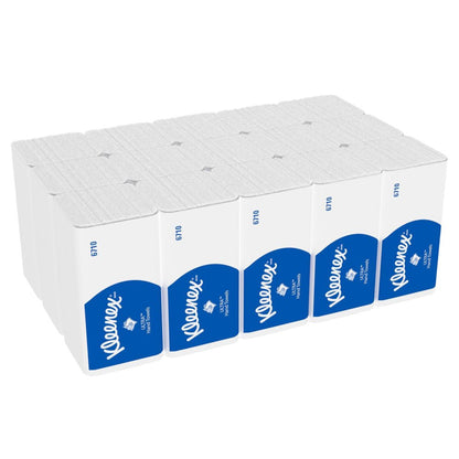 Een doos met 15 verpakkingen Kleenex® Ultra™ vouwhanddoeken Interfold (wit, 96 vellen per verpakking) van Kimberly-Clark GmbH, ideaal voor hygiënisch handen drogen.