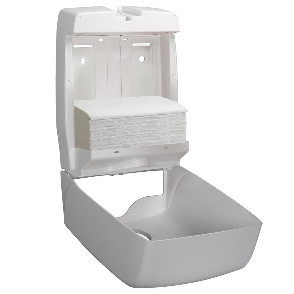 Een witte wanddispenser is geopend en toont een stapel Hostess™ NATURA™ handdoeken (gevouwen, wit, groot), van Kimberly-Clark GmbH - ideaal voor eenvoudige papieren handdoekverwijdering in openbare toiletten. Doos: 20 clips x 84 vellen.
