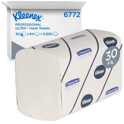 Een doos Kleenex® Ultra™ Handdoeken - Interfold/Wit/Groot van Kimberly-Clark GmbH bevat 30 verpakkingen met elk 94 vellen, in totaal 2.820 absorberende doeken in hygiënische merkverpakking.