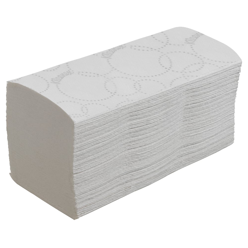 Een stapel Kleenex® Ultra™ Interfold vouwhanddoeken (wit, 15 clips x 96 vellen) van Kimberly-Clark GmbH met een subtiel gestippeld randpatroon, ideaal voor hygiënisch handen drogen, weergegeven tegen een eenvoudige witte achtergrond.