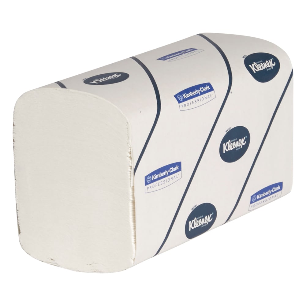Een stapel Kleenex® Ultra™ Handdoeken Interfold, groot, wit, 30 clips x 94 vellen in de doos (30 pakjes) van Kimberly-Clark GmbH is te zien in merkverpakking tegen een witte achtergrond.