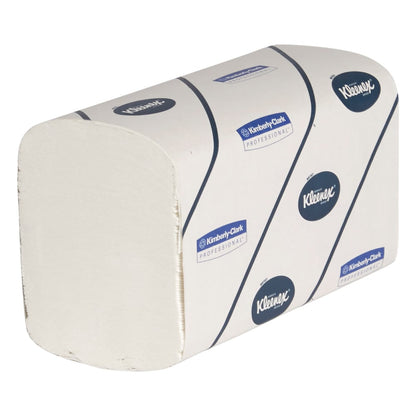 Een stapel Kleenex® Ultra™ Handdoeken Interfold, groot, wit, 30 clips x 94 vellen in de doos (30 pakjes) van Kimberly-Clark GmbH is te zien in merkverpakking tegen een witte achtergrond.