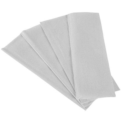 Vier witte, rechthoekige Kleenex® Ultra™ Handdoeken van Kimberly-Clark GmbH zijn waaiervormig gerangschikt op een witte achtergrond. De grootverpakking bevat 30 clips met elk 94 Interfold-handdoeken, hygiënisch en elegant gepresenteerd.