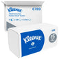 Ein Karton Kleenex® Falthandtücher von Kimberly-Clark GmbH (weiß, Zwischenfaltung) enthält 15 Packungen mit je 186 Blatt - insgesamt 2.790 Einweghandtücher. Blaues und weißes Branding; offener Versandkarton im Hintergrund sichtbar.
