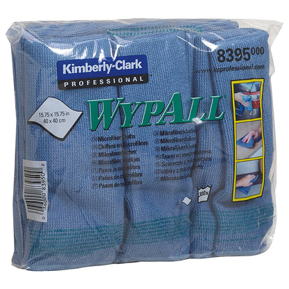 Eine durchsichtige Kunststoffverpackung enthält mehrere gefaltete blaue WypAll® Mikrofasertücher (40 x 40 cm) der Kimberly-Clark GmbH. Auf der Verpackung sind Produktdetails und Abbildungen zur Reinigung abgebildet.