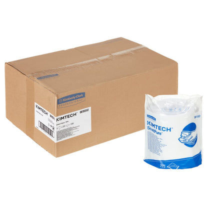 Een bruine kartonnen doos met het opschrift Kimberly-Clark GmbH staat naast een in kunststof verpakte doos Kimtech® doekjes - centrale afname (wit, 6 rollen x 225 vellen) voor effectieve reiniging.