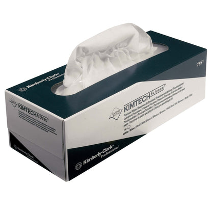Een rechthoekige doos Kimtech® Science Precisiedoekjes - Trekdoos/Wit/Groot (15 dozen x 196 vellen) van Kimberly-Clark GmbH, met een uitstekend wit doekje, ideaal voor het reinigen van gevoelige oppervlakken.