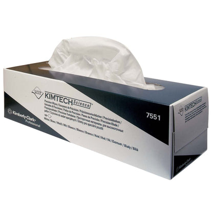 Een Kimtech® Science Precisiedoekjes Trekdoos van Kimberly-Clark GmbH (Wit/Groot, 15 dozen x 196 doekjes) staat op een wit oppervlak, een doekje is uittrekbaar-ideaal voor gevoelige oppervlakken.