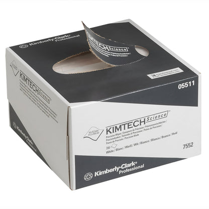 Afgebeeld is een wit-grijze Kimberly-Clark GmbH Kimtech® Science Precisiedoekjes doos (klein, 30 dozen x 286 doekjes) met een gedeeltelijk uitgetrokken doekje, waarop het merk en de productinformatie zijn afgebeeld.