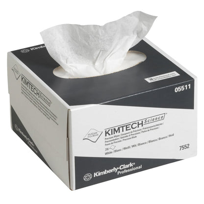 Een witte rechthoekige Kimtech® Science Precisiedoekjes-doos (Kimberly-Clark GmbH) met een pluisvrij doekje dat gedeeltelijk is uitgetrokken; ideaal voor reiniging in laboratoria. Productgegevens en merk verschijnen op de kleine 286-vel doos.