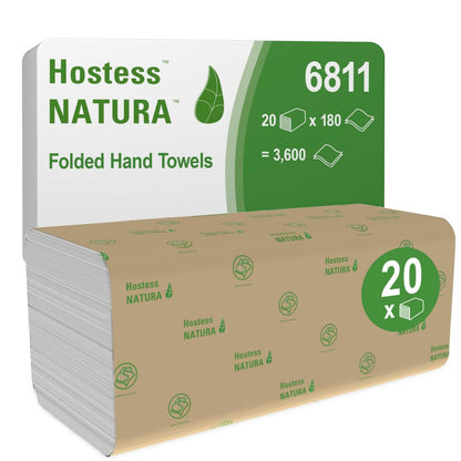 Een verpakking Hostess™ NATURA™ handdoeken - zigzagvouw (23x25 cm) van Kimberly-Clark GmbH, productnummer 6811, bevat 20 verpakkingen met elk 180 milieuvriendelijke handdoeken (totaal: 3.600), verpakt in bruin met groene opdruk.