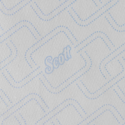 De close-up van een Scott® Control™ handdoek - rol / wit van Kimberly-Clark GmbH toont de blauwe geometrische punten, het "Scott"-logo en de textuur van de witte papieren handdoek, die zijn hygiënische effectiviteit bij het handen drogen onderstreept.