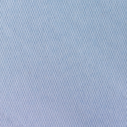 Close-up van Scott® artsenrollen van Kimberly-Clark GmbH (38,00 cm x 51,00 cm), een lichtblauwe, gestructureerde stof met subtiel ruitpatroon, vaak gebruikt voor onderzoekstafels in medische instellingen. Het gladde oppervlak vult het kader.
