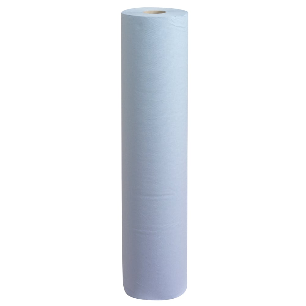 Een grote Scott® artsenrol (38,00 cm x 51,00 cm) van Kimberly-Clark GmbH in lichtblauw met middengat staat rechtop voor een eenvoudige witte achtergrond - ideaal voor medische instellingen.