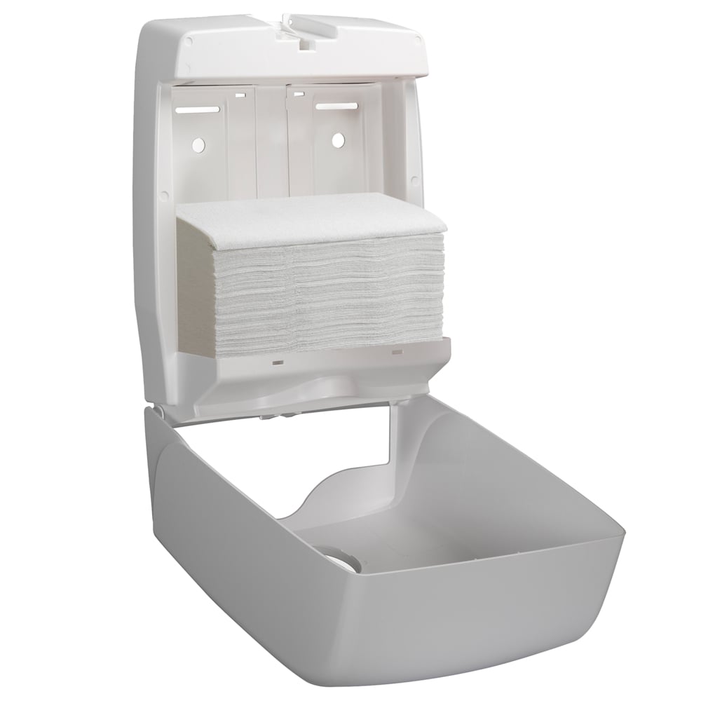 Een witte Scott® Control™ Interfold Handdoekdispenser van Kimberly-Clark GmbH is geopend en toont netjes gerangschikte, gebruiksklare handdoeken. De bovenklep wordt opgetild en geeft zicht op 15 verpakkingen met 304 vellen voor efficiënt handen drogen.