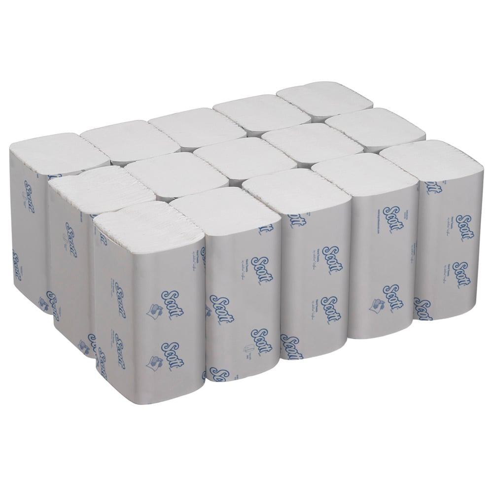 Een stapel individueel verpakte Scott® Control™ Interfold Handdoeken van Kimberly-Clark GmbH (wit, klein, 15 x 304 vellen) in de doos - ideaal voor het drogen van handen of voor gebruik met Interfold Handdoeken.