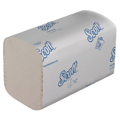 Een stapel gevouwen Scott® Control™ Handdoeken in witte verpakkingen, geëtiketteerd met blauwe tekst en symbolen voor handen drogen. Elke doos bevat 15 kleine verpakkingen (elk 304 vellen) van Kimberly-Clark GmbH.