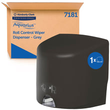 Een grijze Kimberly-Clark Aquarius™ doekjesdispenser (Roll Control, model 7181) staat voor zijn bruin-blauwe verpakking - ideaal voor professioneel gebruik.