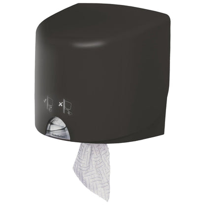 Een grijze Aquarius™ doekjesdispenser - Roll Control wanddispenser van Kimberly-Clark GmbH, met een enkele handdoek die gedeeltelijk wordt uitgegeven, en aanwijzingssymbolen aan de voorkant - ideaal voor professioneel gebruik.