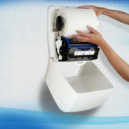 Een persoon installeert een Scott® Control™ handdoeken - rol / wit van Kimberly-Clark GmbH in een wanddispenser aan een betegelde muur voor hygiënisch handen drogen.
