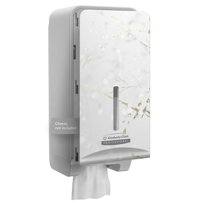 Een Kimberly-Clark Professional™ Icon™ Dispenser Faceplate - FTT (27,80 x 13,10 x 1,40 cm) in wit en gouden marmer, van Kimberly-Clark GmbH, is aan de muur gemonteerd, waarbij een wit papieren handdoek gedeeltelijk wordt uitgegeven; "Chassis niet inbegrepen." Ideaal voor toiletruimte-inrichting.