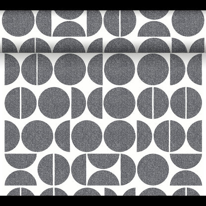 Der Dunicel-Tischläufer Tête-à-Tête (24 m x 0,4 m, 20 Abschnitte) der Duni GmbH zeigt schwarze und weiße geometrische Muster - Vollkreise, Halbkreise und segmentierte Kreise - ideal für eine moderne Tête-à-Tête-Tischdekoration.