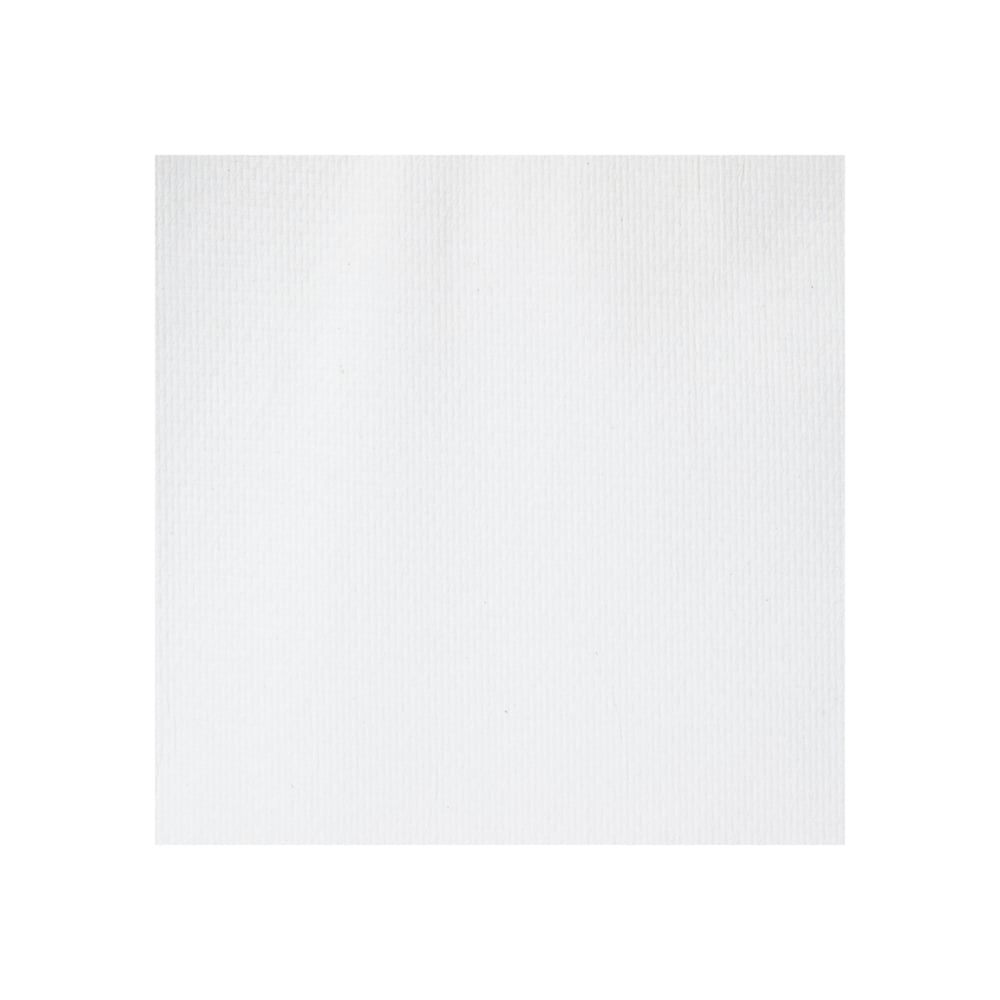 Een effen witte, fijn gestructureerde servet zoals de Scott® Essential™ handdoeken - interfold / Wit / Klein (15 x 340 vellen) van Kimberly-Clark GmbH, ideaal voor hygiënisch handen drogen.