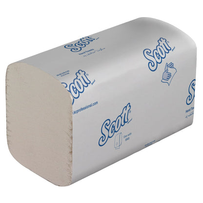 Een doos met Scott® Essential™ handdoeken - interfold, wit, klein (15 pakjes x 340 doeken) van Kimberly-Clark GmbH, verpakt in een witte doos met blauwe branding en symbolen voor hygiënisch handen drogen.