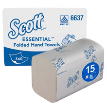 Een doos Scott® Essential™ handdoeken Interfold (wit, klein) van Kimberly-Clark GmbH bevat 15 pakken met elk 340 vellen, die naast de met het Scott-logo gemarkeerde doos zijn gestapeld voor hygiënisch handen drogen.