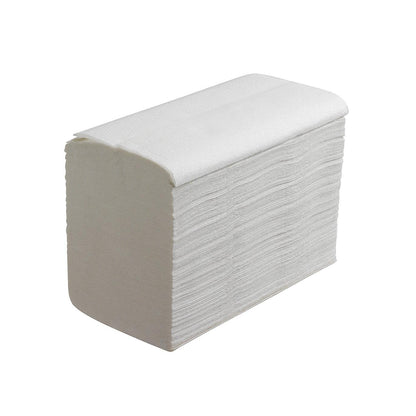 Een stapel Scott® Essential™ handdoeken - interfold / Wit / Klein (15 clips x 340 vellen) van Kimberly-Clark GmbH ligt rechthoekig gerangschikt, een doek is licht opgetild, ideaal voor hygiënisch handen drogen tegen een witte achtergrond.
