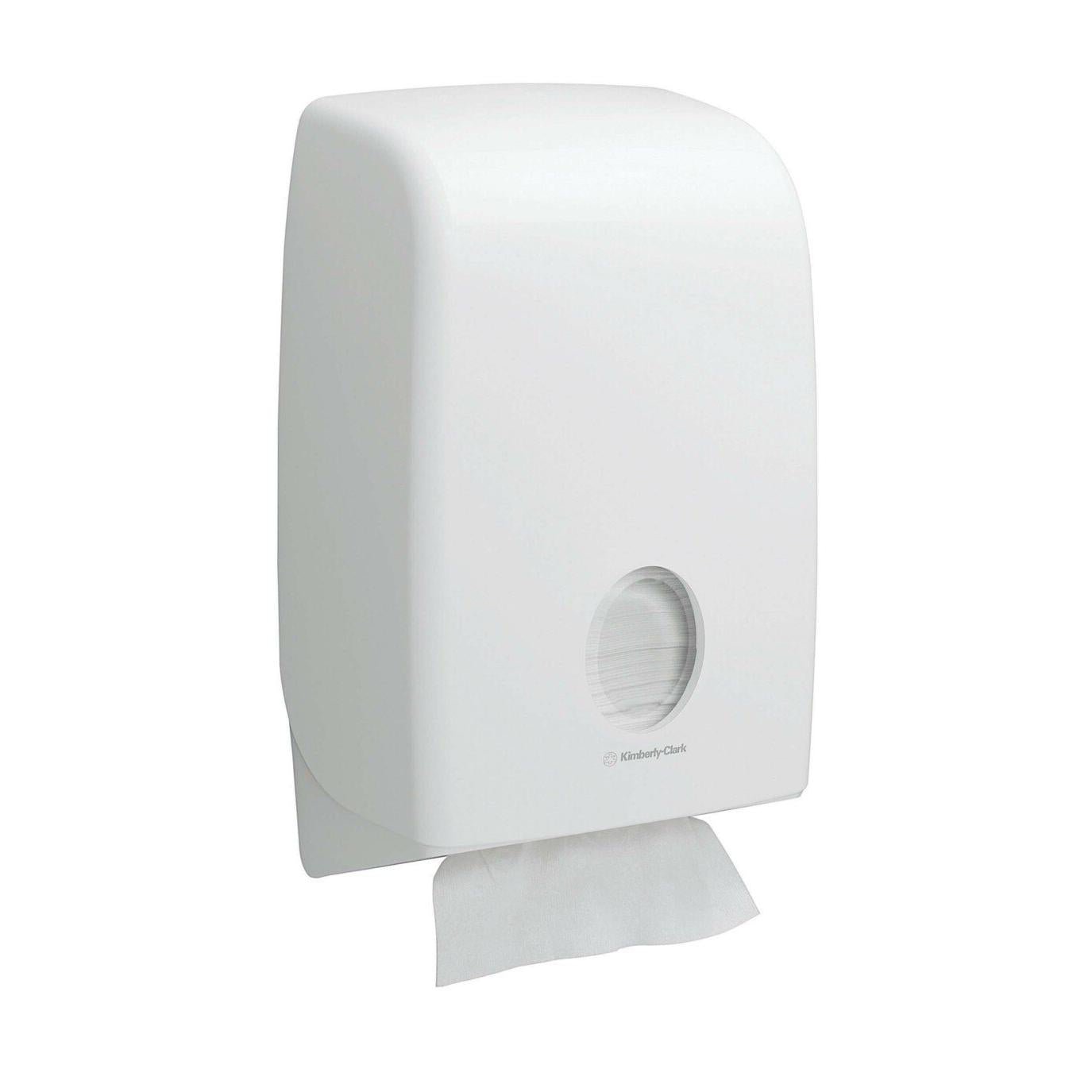 Een witte, aan de muur gemonteerde Kimberly-Clark Scott® Essential™ handdoekdispenser met rond venster toont binnenin vouwhanddoeken (Wit, Klein, 15 clips x 340 vellen) en een handdoek die gedeeltelijk wordt uitgegeven voor hygiënisch handen drogen.