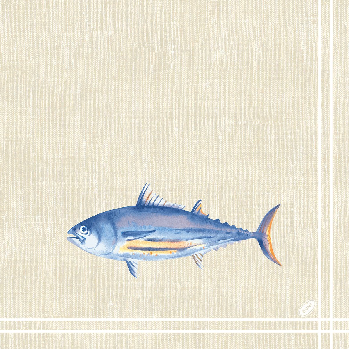 Op de Klassieke servetten 40 x 40 cm 4-laags, reliëf 1/4 vouw van Duni GmbH is een blauw-zilveren vis met oranje accenten afgebeeld op een gestructureerde beige achtergrond met witte randlijnen.