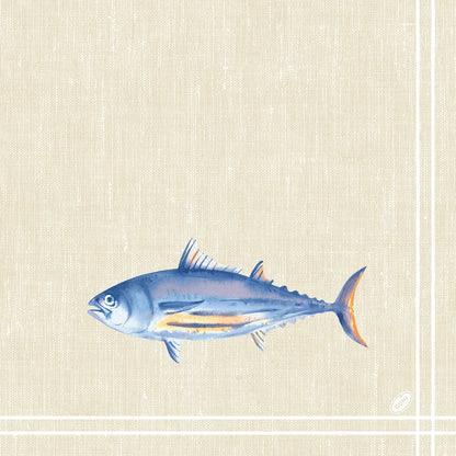 Op de Klassieke servetten 40 x 40 cm 4-laags, reliëf 1/4 vouw van Duni GmbH is een blauw-zilveren vis met oranje accenten afgebeeld op een gestructureerde beige achtergrond met witte randlijnen.