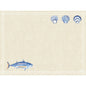 Een beige gestructureerde Dunicel-set (30x40 cm) van Duni GmbH in het ontwerp "Tide": dunne witte randen, blauwe vissen (linksonder), drie blauwe schelpen (rechtsboven). Ideaal voor de feestelijke tafeldecoratie. Het midden blijft vrij. Verpakking met 100 stuks.