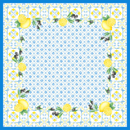 Die Dunicel Mitteldecke 84x84 cm Mediterran von Duni GmbH hat ein quadratisches, von Fliesen inspiriertes Design mit blauem Rand, Zitronen, Oliven und grünen Blättern in jeder Ecke sowie einem blauen Blumenmotiv in der Mitte. Perfekt für eine stilvolle Tischdekoration. Packung (20 Stück).