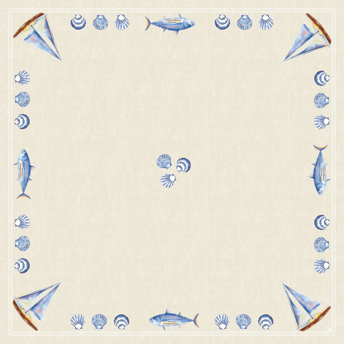 De Dunisilk MD tafellaken 84x84 cm in Tide van Duni GmbH heeft een vierkant beige ontwerp met geïllustreerde blauwe vissen, zeilboten en schelpranden evenals schelpbundels in het midden - perfect voor een maritieme tafeldecoratie (20 stuks/verpakking).