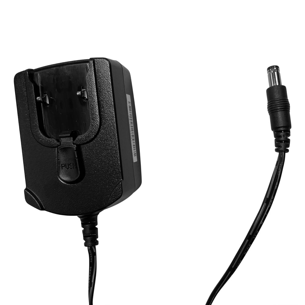 De Kimberly-Clark Professional™ Icon™ Power Adapter - AC/DC / Zwart - van Kimberly-Clark GmbH beschikt over een afneembare stekker, een gelijkstroomaansluiting en een "PUSH"-ontgrendelingsmechanisme, dat tegen een witte achtergrond is afgebeeld om zijn professionele ontwerp te benadrukken.