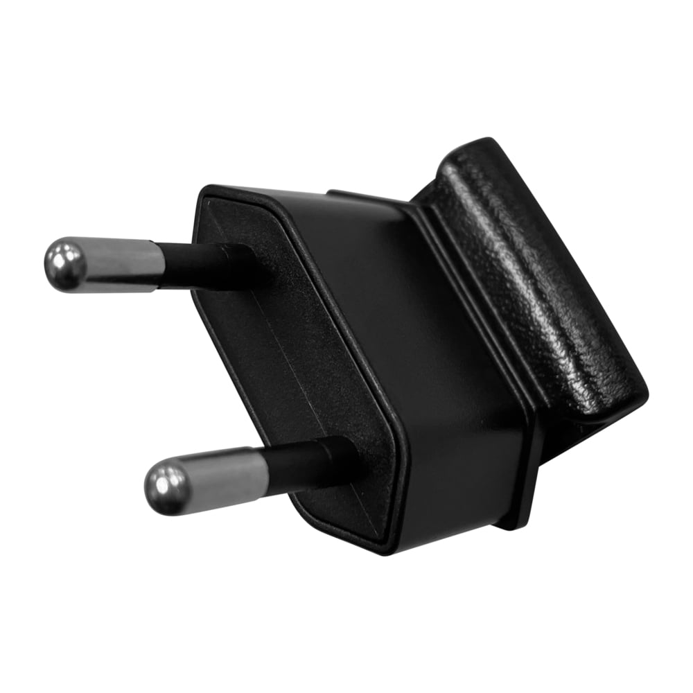 De Kimberly-Clark Professional™ Icon™ Power Adapter - AC/DC in zwart van Kimberly-Clark GmbH, met metalen pinnen en twee stekkers, is schuin afgebeeld tegen een witte achtergrond.