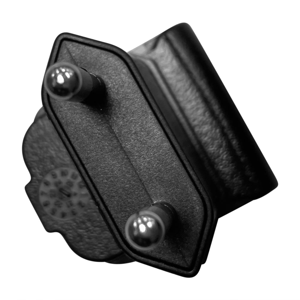 Close-up van een Kimberly-Clark Professional™ Icon™ Power Adapter - AC/DC / Zwart - van Kimberly-Clark GmbH, met een zwarte rechthoekige behuizing en twee ronde metalen pinnen, afgebeeld tegen een witte achtergrond.