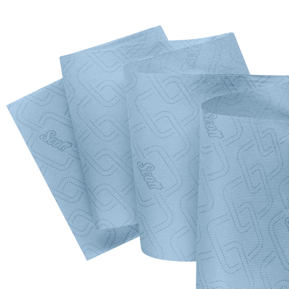 Zes blauwe Scott® Essential™ handdoekrollen van Kimberly-Clark GmbH overlappen elkaar op een witte achtergrond. Ze zijn voorzien van een reliëfpatroon en het herhaalde "Scott"-logo - ideaal voor iedereen die hygiënische papieren handdoeken zoekt.