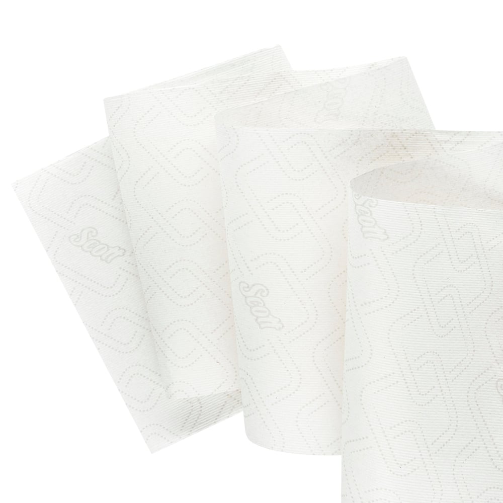Scott® Essential™ handdoeken, 6 rollen wit van Kimberly-Clark GmbH, met subtiel patroon en "Scott"-logo, zijn ideaal voor hygiënische handreiniging.